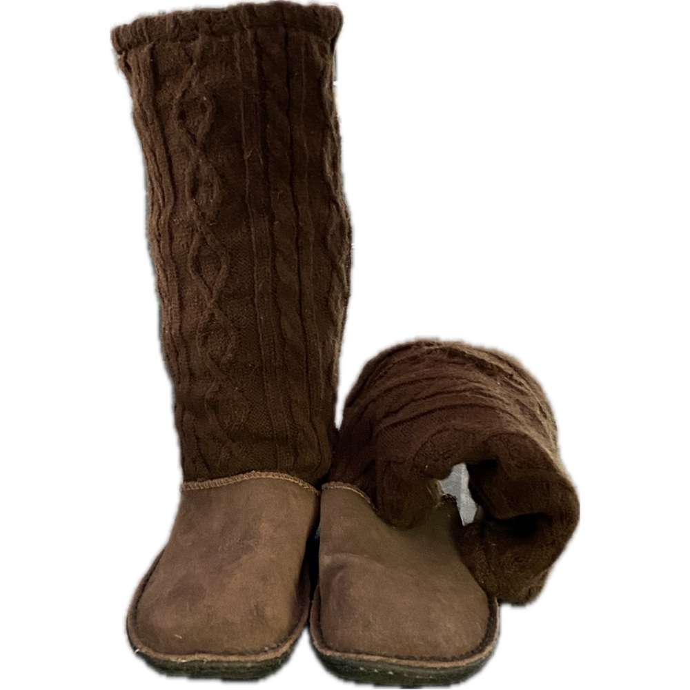 Keen suede and knit pull on boots with faux shearling lining. Size 9.